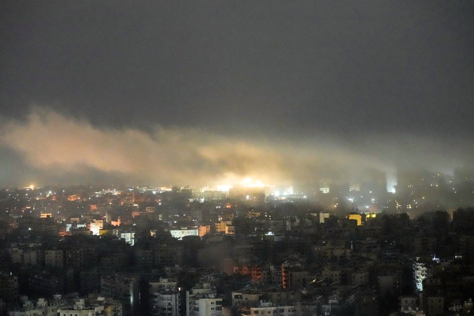 Rauch steigt nach einem israelischen Luftangriff in Dahieh, einem Vorort von Beirut, auf.