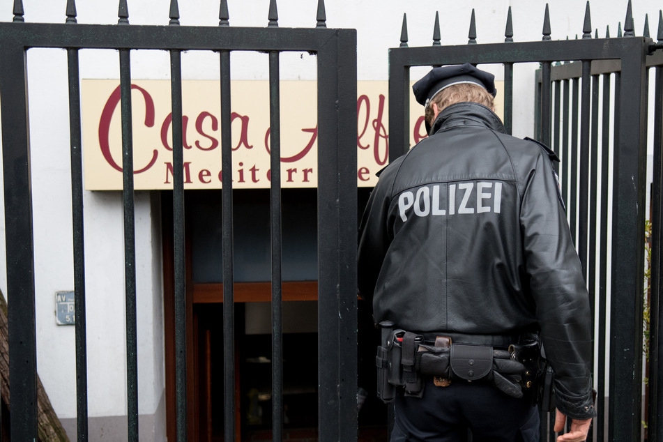 Ein Polizist betritt in Hamburg das Restaurant "Casa Alfredo", in dem eine Leiche einbetoniert wurde. (Archivbild)