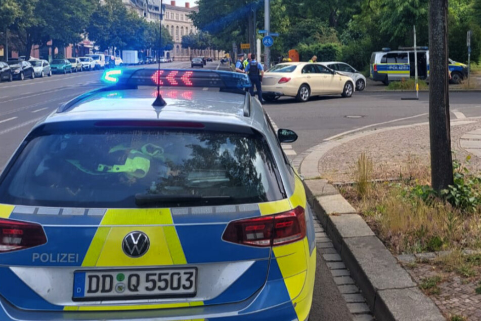 Unfall in Leipzig: Taxi rammt Toyota, Fahrer schwer verletzt