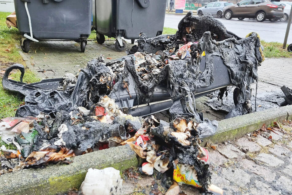 Immer wieder brannten in den vergangenen Wochen in Chemnitz Müllcontainer. Nun konnte die Polizei eine Tatverdächtige (21) schnappen.