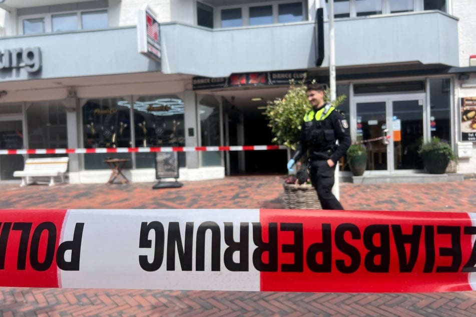 Mitten in Westerland auf der Insel Sylt ist am Mittwochvormittag mit einer scharfen Waffe geschossen worden. Der Einsatzort wurde abgesperrt.