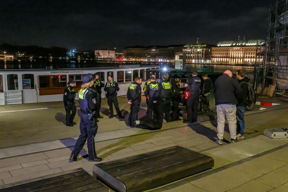 Die Polizei konnte den Wolf am Montagabend an der Hamburger Binnenalster einfangen.