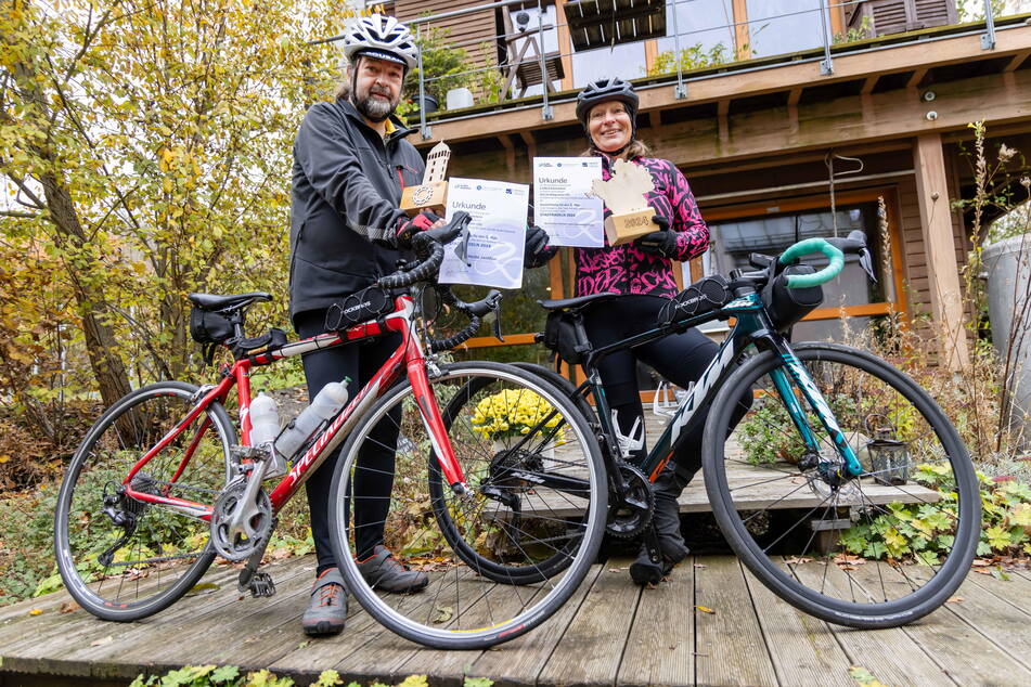 Heike (55) und Andreas Janthur (58) zeigen ihre Auszeichnungen als "die aktivste Radlerin" und "das Team mit den radelaktivsten Teilnehmern" beim Stadtradeln.