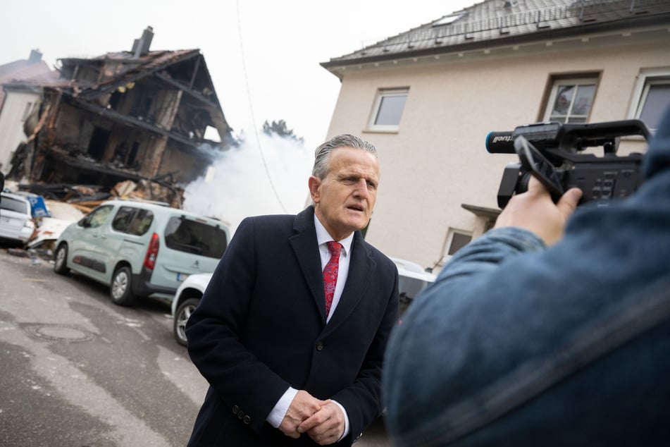 Auch Stuttgarts Oberbürgermeister Frank Nopper (61, CDU) machte sich am Vormittag selbst ein Bild vom Geschehen im Westen der Stadt.