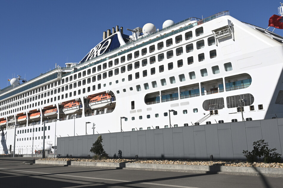 Kreuzfahrtschiff mit mehr als 100 Corona-Fällen in Hafen angedockt: Das erwartet die Passagiere jetzt