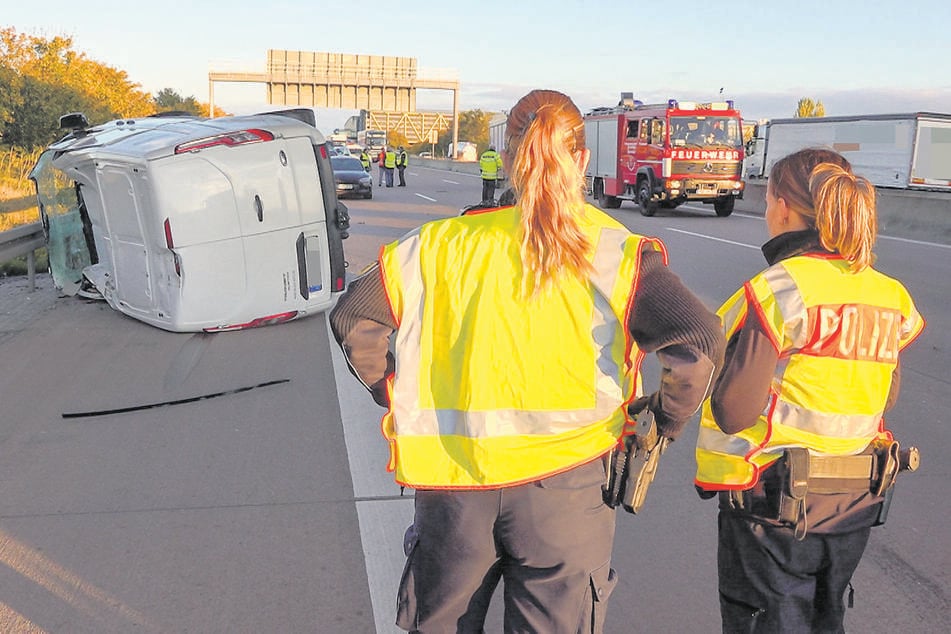 Zwei Polizistinnen stehen vor dem umgekippten Transporter. Warum dessen Fahrer plötzlich die Kontrolle verlor, ist noch unklar. Möglicherweise war er vom Flugbetrieb auf dem Airport abgelenkt.