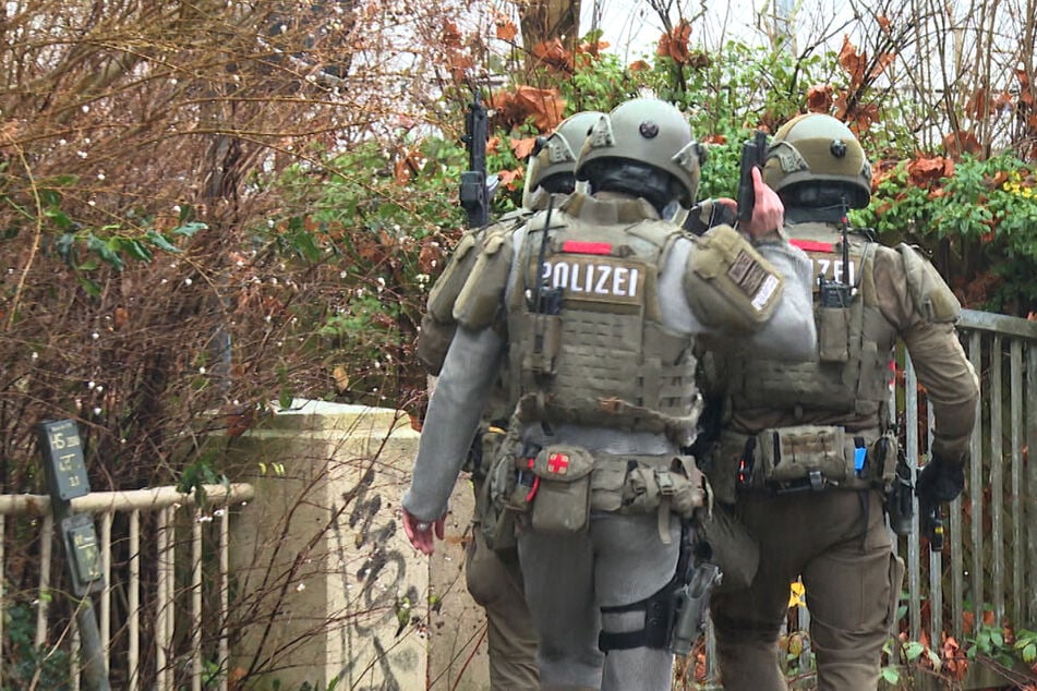 Schwer bewaffnete Spezialkräfte im Einsatz: Polizei trifft auf verletzte Person
