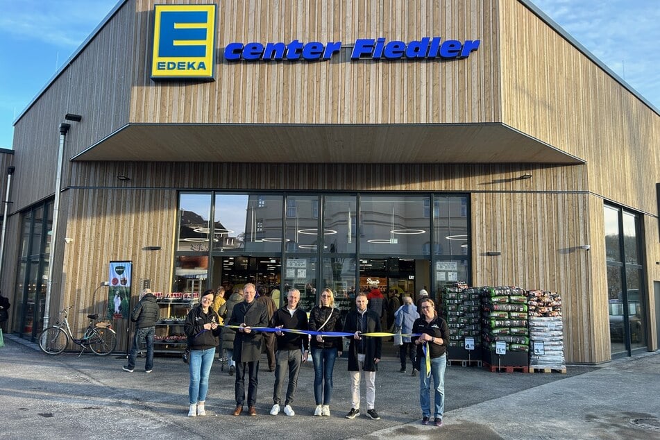 Am Dienstag eröffnete das neue Edeka-Center in Crimmitschau. Auch OB André Raphael (CDU, 2.v.l.) war vor Ort.