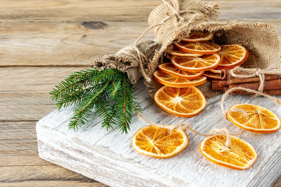 Getrocknete Orangenscheiben, ob zur Deko oder zum Verzehr, können ganz einfach selber gemacht werden.