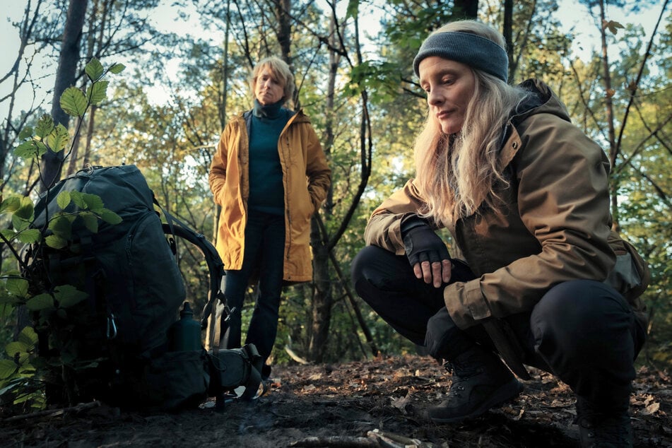 Kommissarin Susanne Bonard begibt sich mit der Wildnislehrerin Dara Kimmerer (Anne Ratte-Polle, 51) auf Survival-Tour.