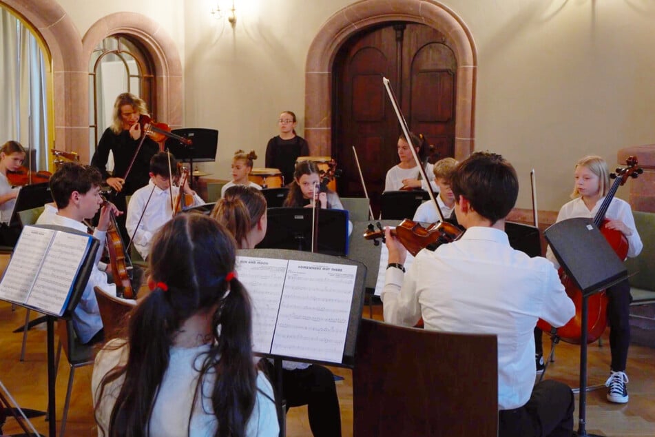 Kinderaugen zum Strahlen bringen? Das könnt auch Ihr wie Ehrenamtliche Kateřina Czeslik Tajovská in der Musikschule Sächsische Schweiz.