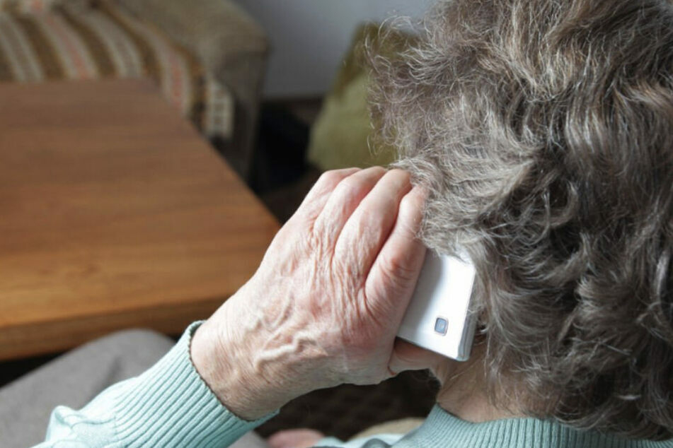 In Erfurt wurde eine 66 Jahre alte Frau Opfer eines Telefon-Trickbetrugs. (Symbolbild)