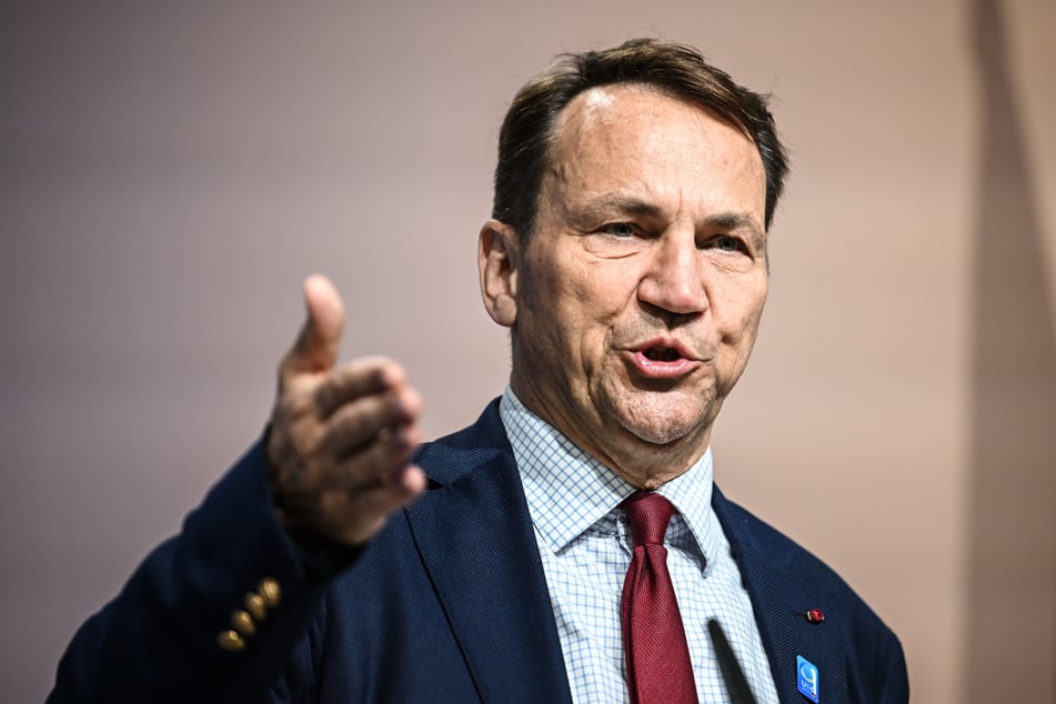 Der polnische Außenminister Radoslaw Sikorski (61) hatte in dieser Woche bereits angekündigt, dass Polen die Bestimmungen für die Vergabe von Visa verschärfen werde.