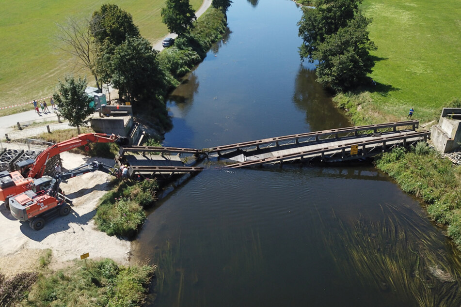 Die marode Brücke sollte eigentlich ausgehoben werden - dann brach sie auseinander.