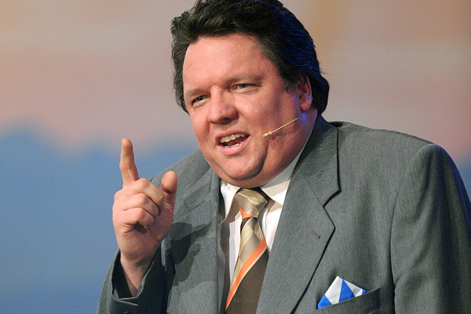 Der als Double von Franz Josef Strauß bekannt gewordene Kabarettist Helmut Schleich (53) klagt gegen die FFP2-Maskenpflicht in Bayern.