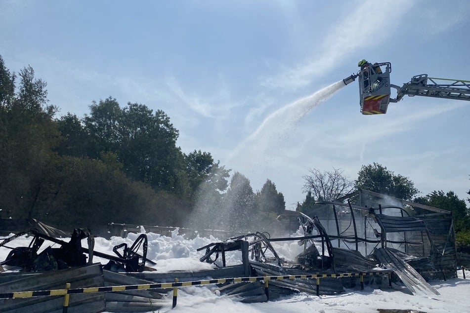 Die Halle wurde bei dem Feuer vollständig zerstört. Die Höhe des Sachschadens muss noch ermittelt werden.