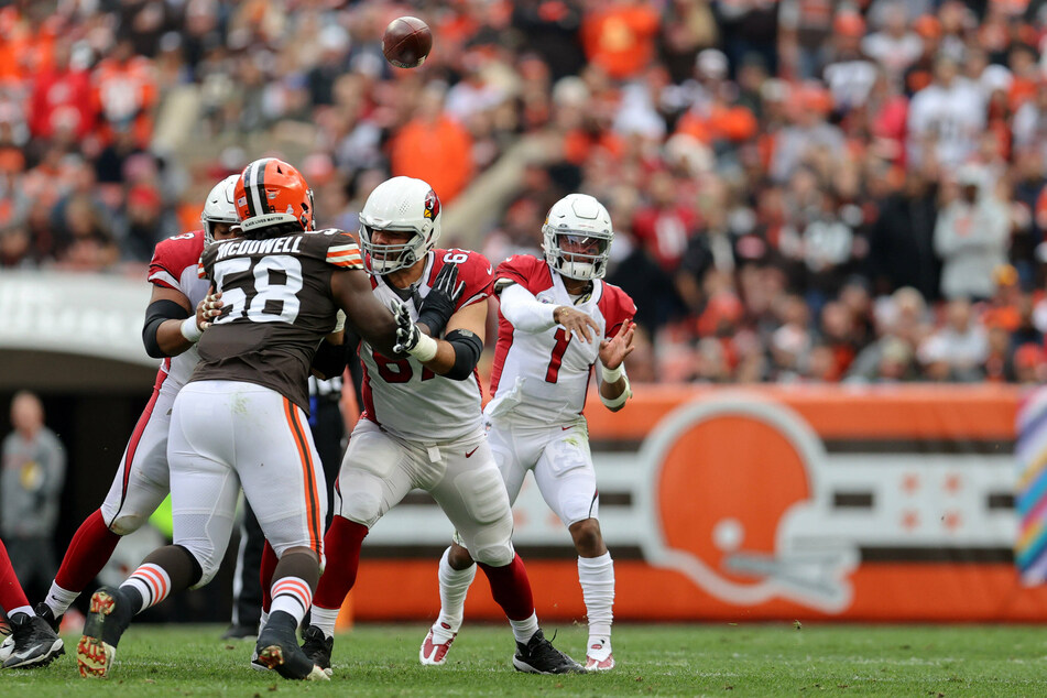 Cardinals quarterback Kyler Murray (c) throws a pass during the first quarter of Sunday's game.