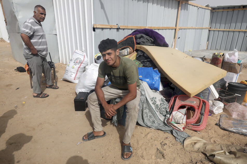Einige Palästinenser brechen ihre Zelte im umkämpften Rafah ab und versuchen, in sichere Gebiete zu fliehen.