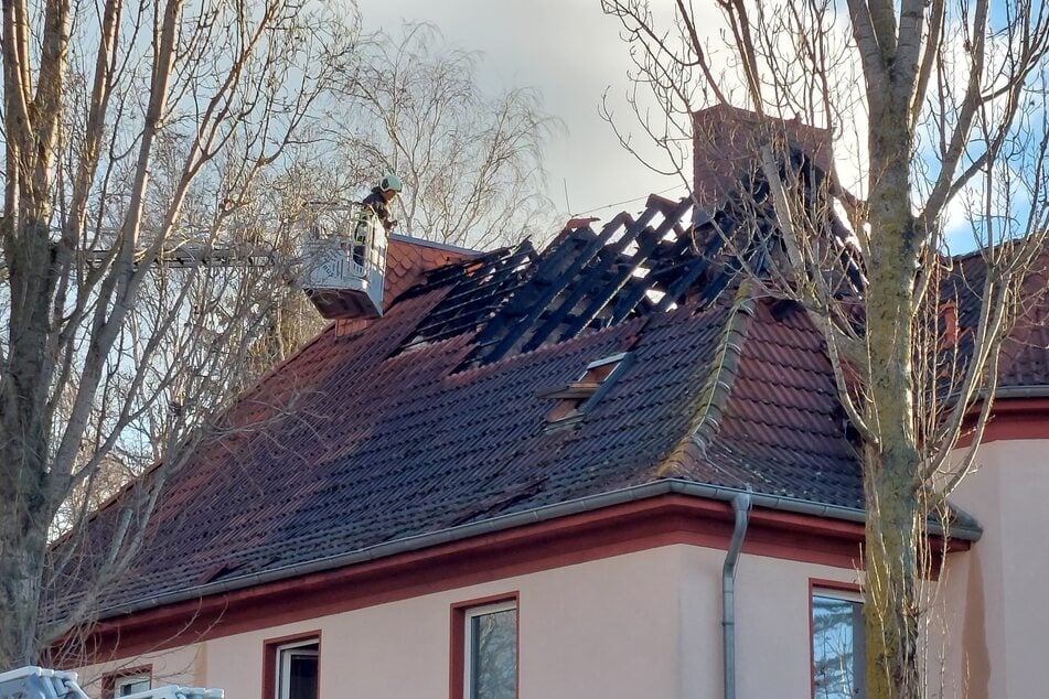 Straßensperrung wegen Dachstuhlbrand: Großeinsatz der Feuerwehr in Halle!