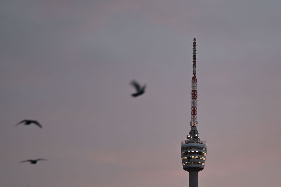Der Turm bewegt sich bei starken Winden mit.