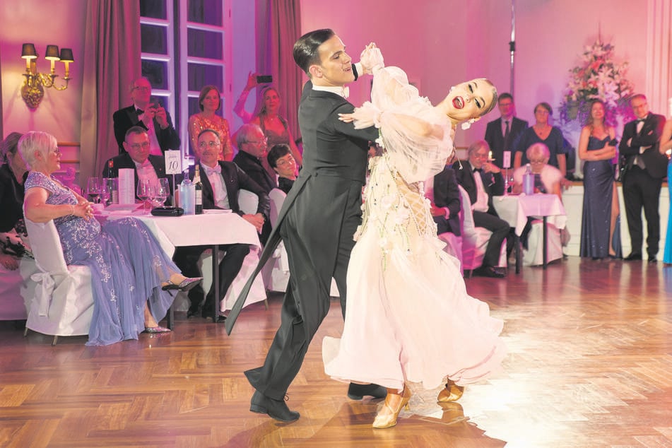 Als Showact begeisterten bei der Meißner Ballnacht die Juniorenweltmeister Yigit Bayraktar (15) und Lukrecija Kuraite (16).