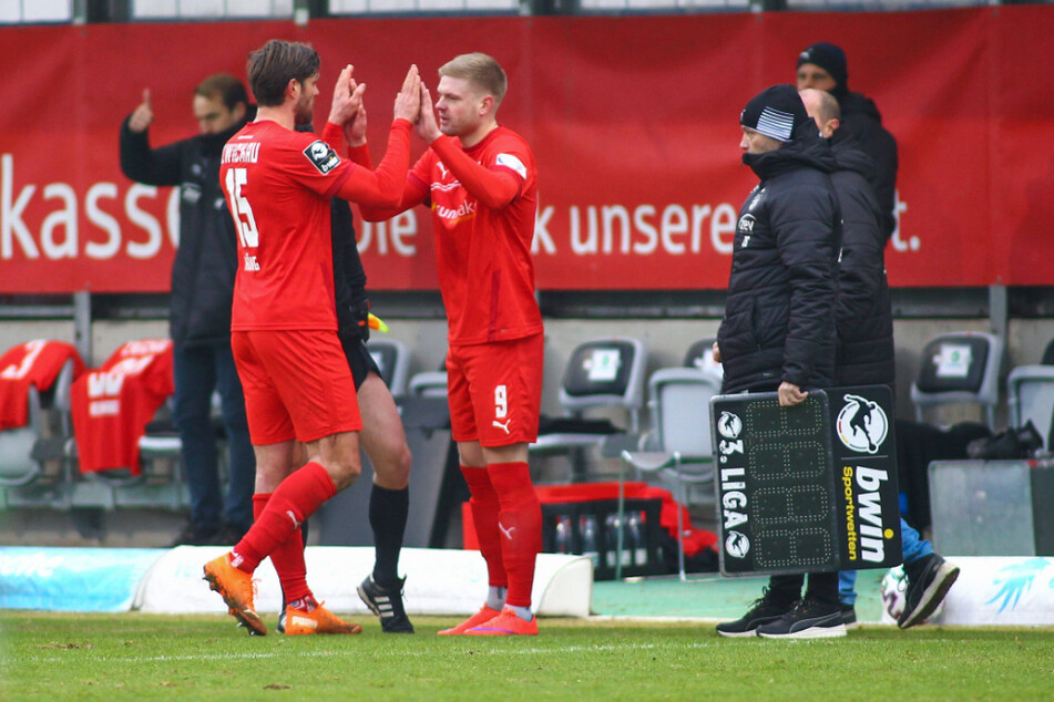 Sein ersten Spiel für Zwickau: Lars Lokotsch (24, r.) kam beim 1:0-Sieg bei 1860 für Ronny König (37) in die Partie.