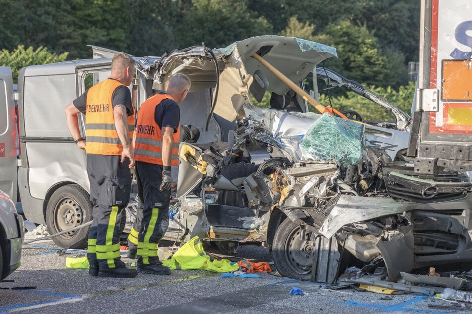 Unfall A3: Tödlicher Unfall am Frankfurter Kreuz: Sprinter fährt in abgestellten Laster