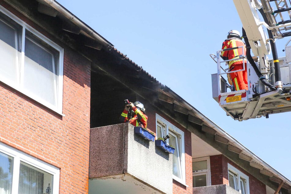 Bei einem Feuer in einem Mehrfamilienhaus in Neumünster sind am heutigen Mittwoch drei Menschen und eine Katze verletzt worden.