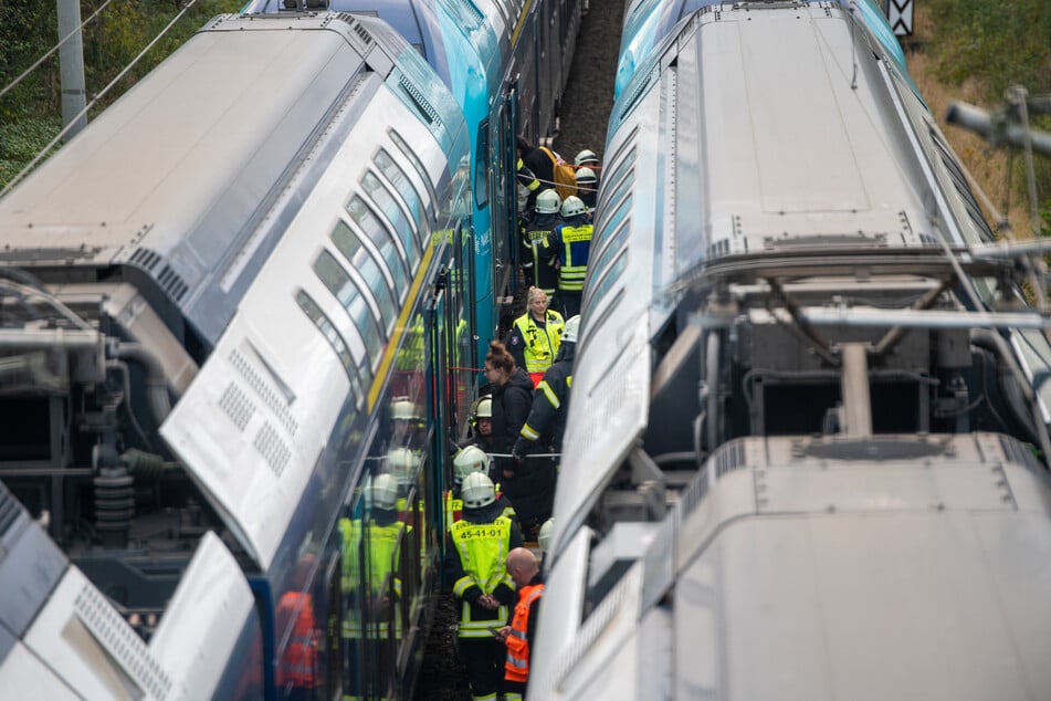 Die Fahrgäste mussten den defekten Zug auf offener Strecke verlassen.