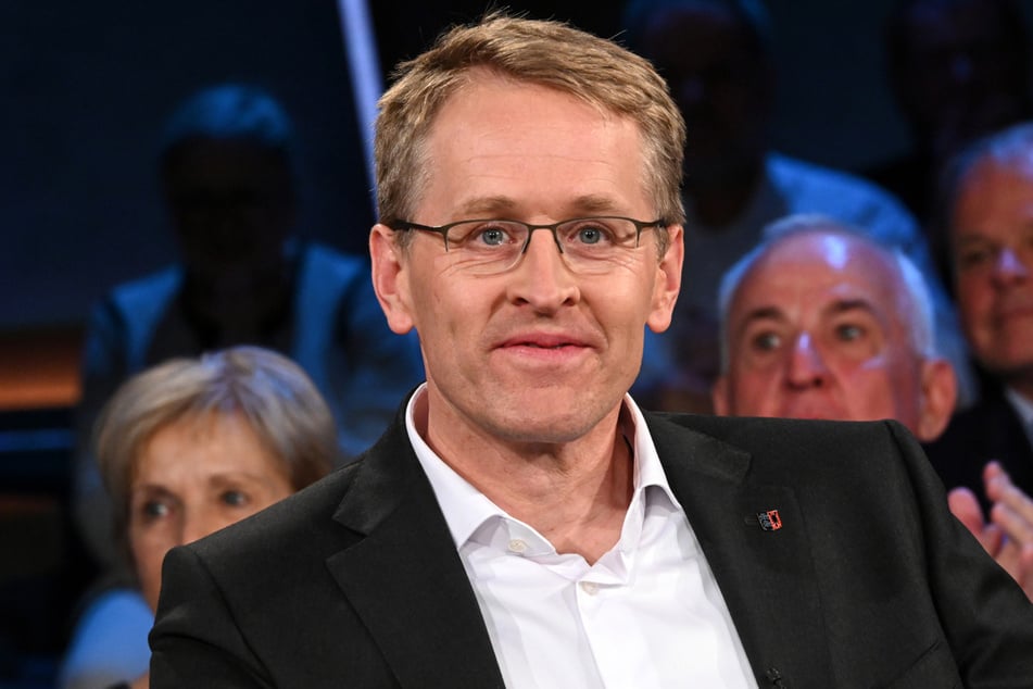 Schleswig-Holsteins Ministerpräsident Daniel Günther (51, CDU) war am Freitag in der "NDR Talk Show" zu Gast und redete über Social-Media-Verbot.