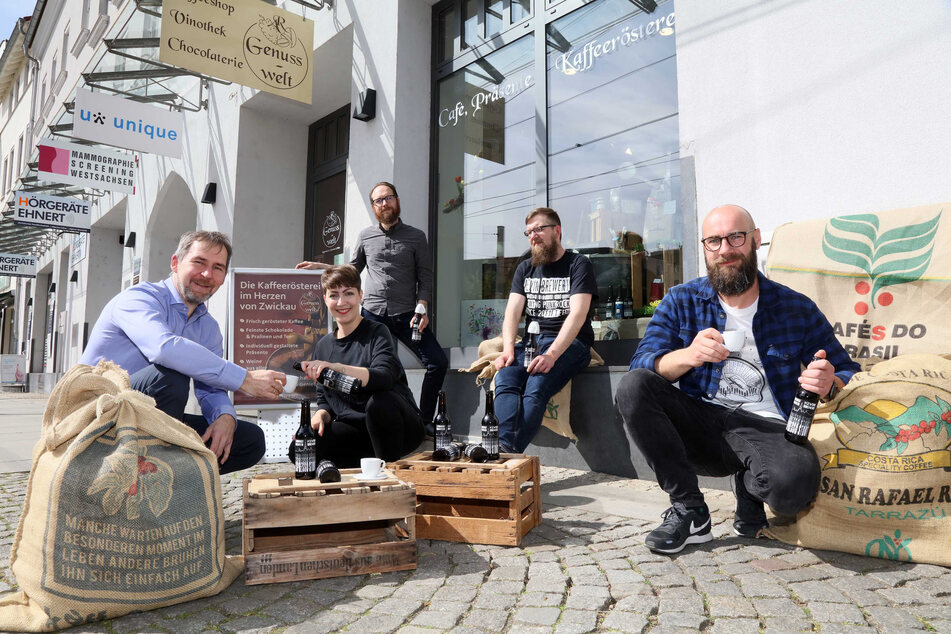 Genuss-Welt-Inhaber André Richter (45) präsentiert gemeinsam mit Eva Adler, Rico Püschel sowie Stefan und Tino Wäntig (v.l.) von der "Kevin Brewery" das neue Espresso-Bier.