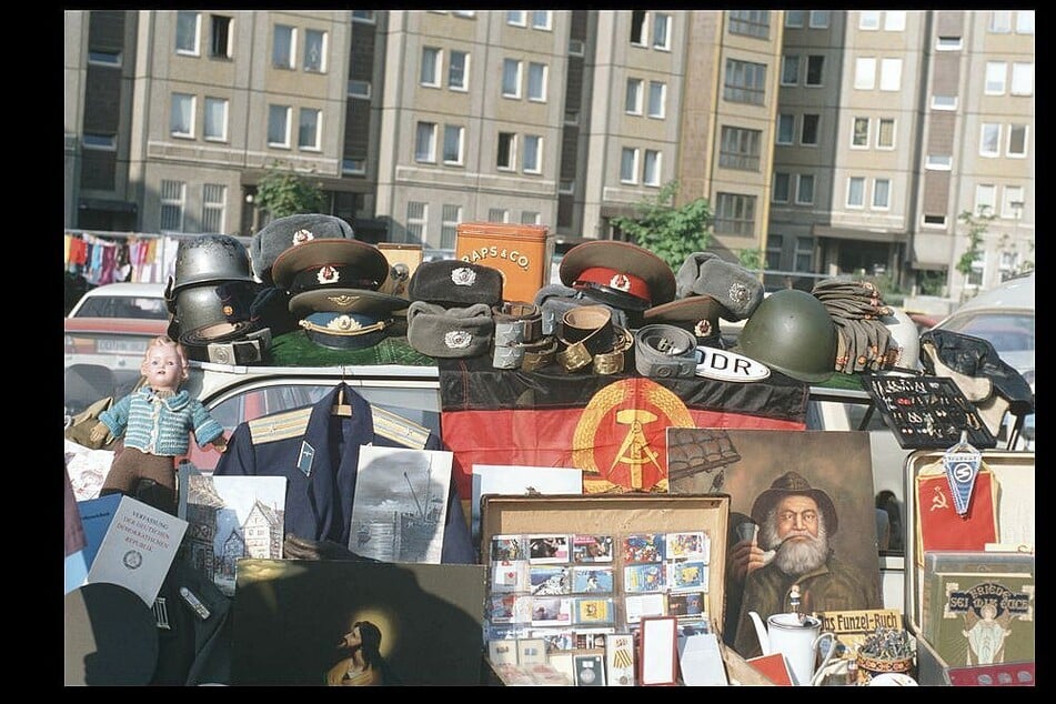 Albertplatz, Ecke Alaunstraße, 1990: Um sich etwas dazuzuverdienen, verkaufte Fotograf Lange regelmäßig Sachen auf dem Neustädter Trödelmarkt. Unter den Angeboten auf derlei Märkten waren oft auch Militärdevotionalien, bis zu Schirmmützen von Sowjetsoldaten, die das neue Land allmählich verlassen mussten.