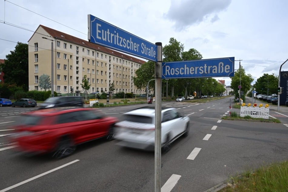 Auf der Kreuzung Eutritzscher Straße/Roscherstraße wird die Gleisüberfahrt instand gesetzt.