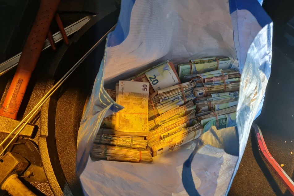 Bei Elmpt (Kreis Viersen) ist ein Autofahrer (29) aus den Niederlanden von der Bundespolizei mit 144.000 Euro Bargeld an Bord erwischt worden.