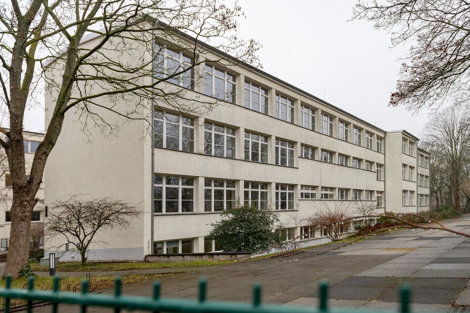 Das Bertolt-Brecht-Gymnasium an der Lortzingstraße in der Johannstadt mit seinen Gebäuden im typischen DDR-Schulbau wird neu errichtet.