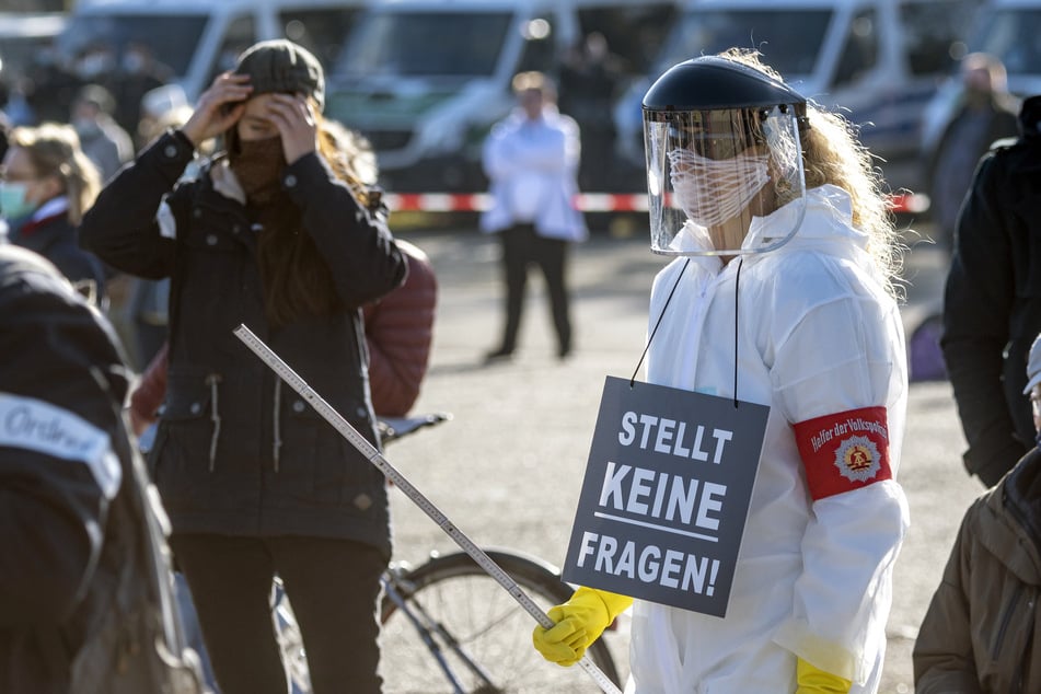 In Regensburg sind am Samstag in Bayern rund 800 Anhänger der "Querdenken"-Bewegung gegen auf die Straße gegangen.