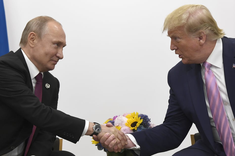 Russlands Präsident Wladimir Putin (72, l.) feiert die politische Gangart von US-Präsident Donald Trump (78, r.). (Archivbild)