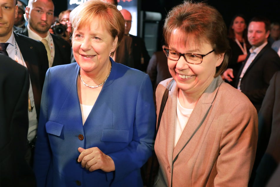 In den Fernsehstudios in Berlin-Adlershof fand am 3. September 2017 ein TV-Duell zwischen Bundeskanzlerin Angela Merkel (CDU, l.), hier mit Büroleiterin Beate Baumann, und ihrem Rivalen, dem SPD-Vorsitzenden Martin Schulz statt. (Archivbild)