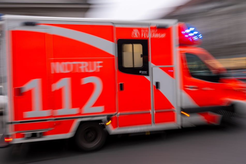 Sowohl der 89-jährige Unfallfahrer als auch die 21-jährige Fußgängerin wurden von Rettungskräften mit schweren Verletzungen in ein Krankenhaus gebracht. (Symbolfoto)