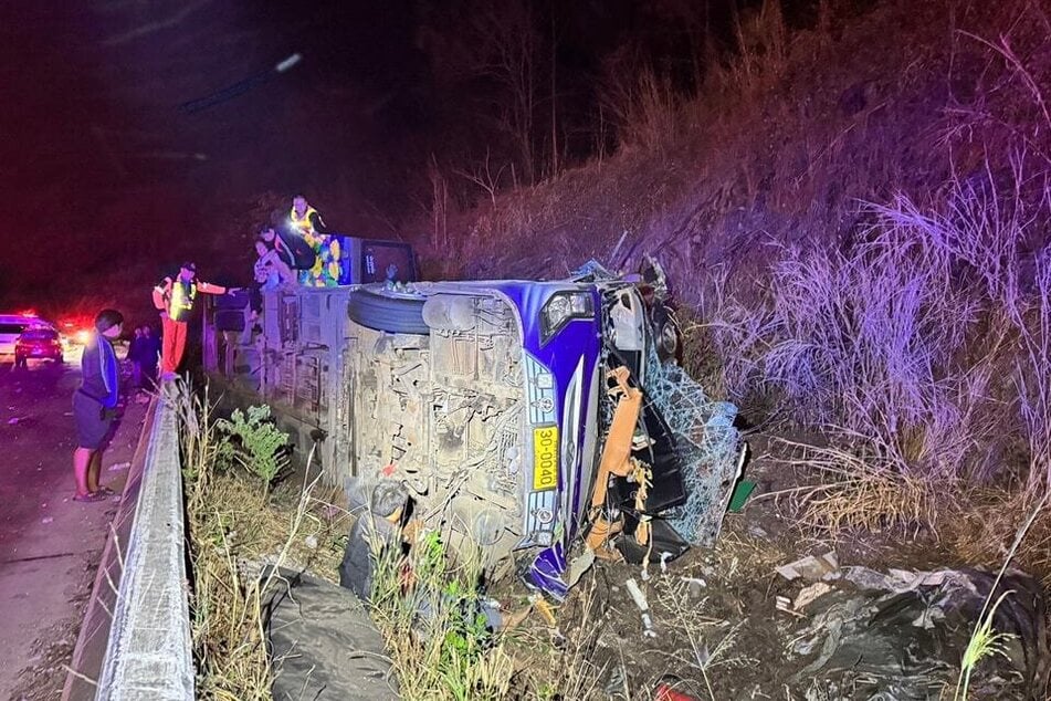 Der Bus überschlug sich und wurde in den Straßengraben geschleudert.