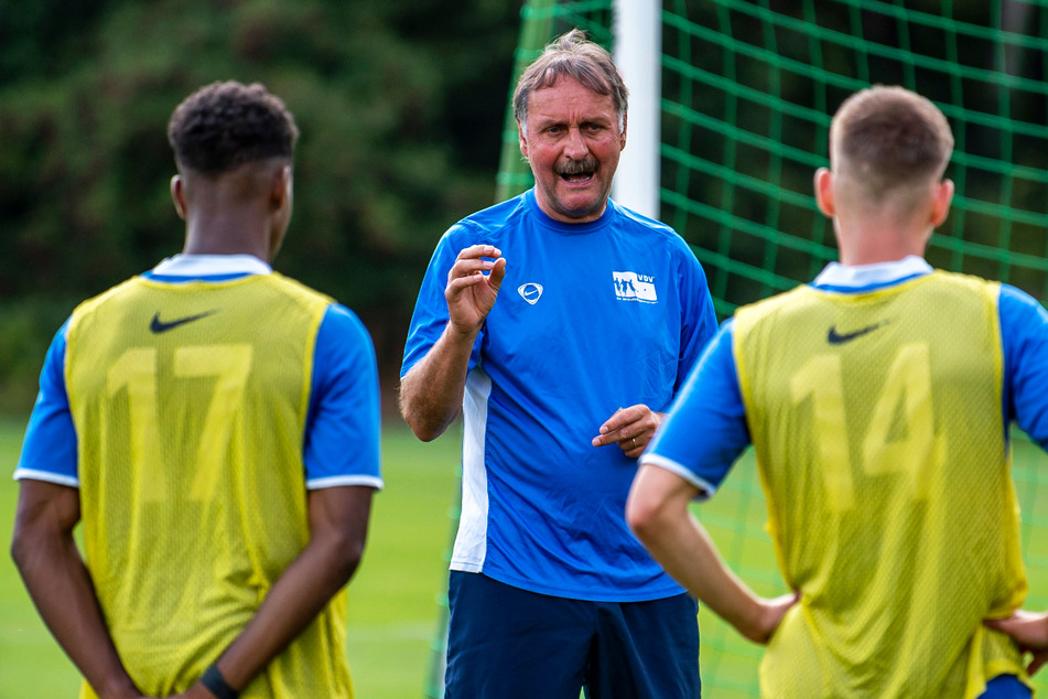 Peter Neururer (66, M.) - hier als Coach des VDV-Camps - sieht Aue als sicheren Absteiger.