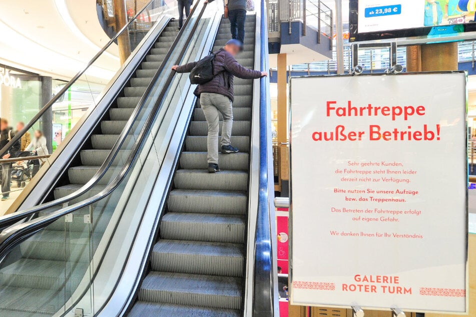 In der Galerie Roter Turm ist die Rolltreppe vom Erdgeschoss ins erste Obergeschoss aktuell außer Betrieb.