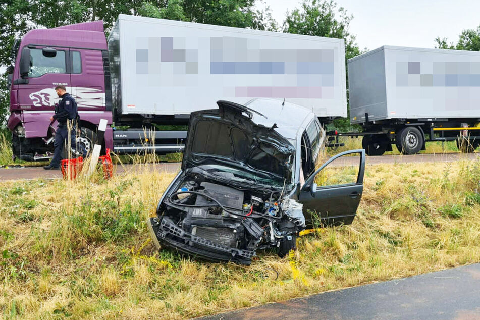 Bei dem Zusammenstoß schleuderte der Kleinwagen in den Seitenraum.