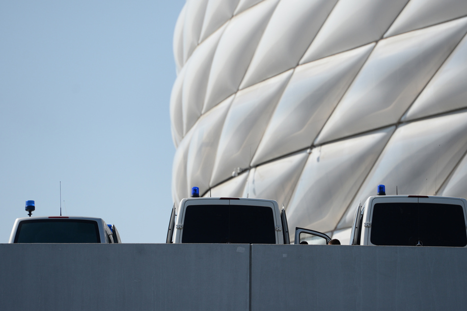 Die Polizei erhöht die Zahl der Einsatzkräfte beim Bundesliga-Topspiel in der Allianz Arena.