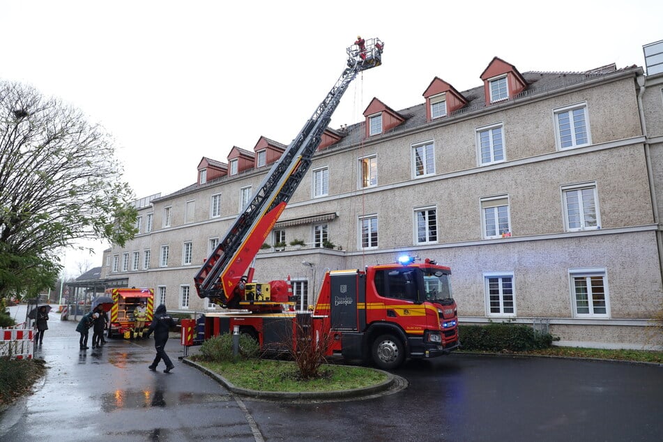 Als Nikolaus verkleidet seilten sich die Kameraden von der Spitze einer Drehleiter in etwa 30 Metern Höhe ab.