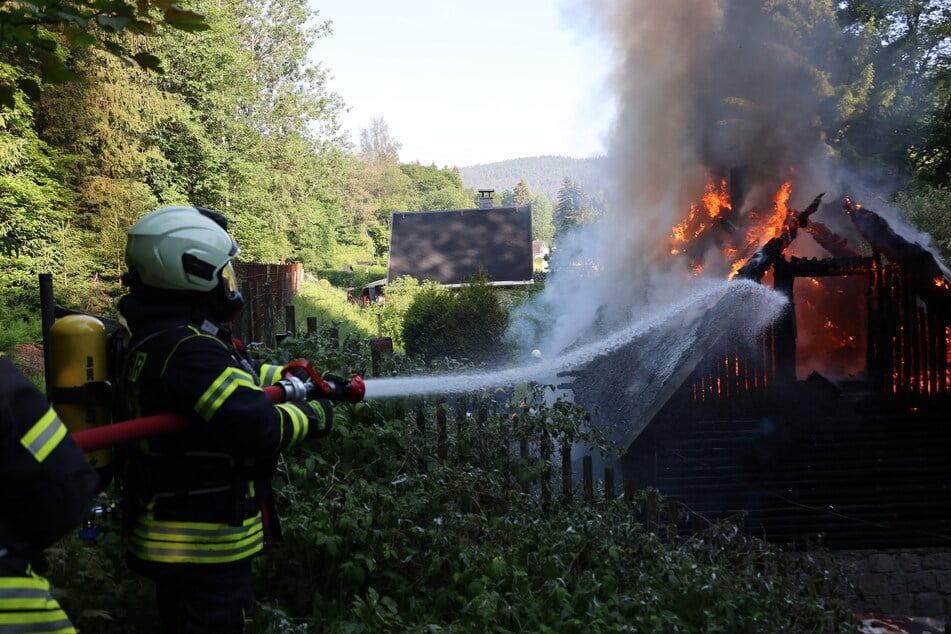 In Breitenbrunn (Erzgebirge) stand am Sonntagmorgen ein Gartenhaus lichterloh in Flammen.