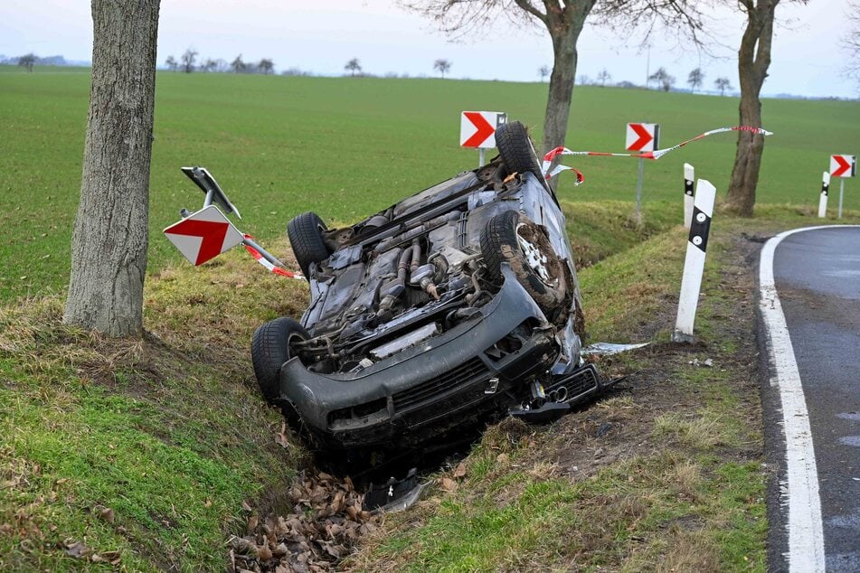 In einer Kurve kam der Audi von der S34 bei Großweitzschen (Landkreis Mittelsachsen) ab und landete auf dem Dach. Der Fahrer (23) flüchtete anschließend.