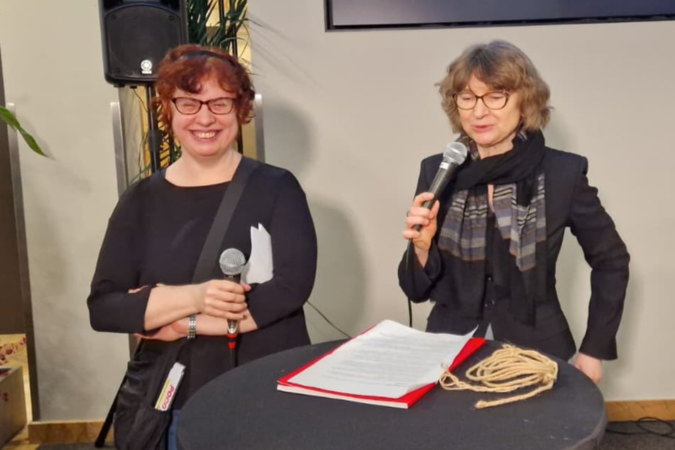 Historikerin Eva Decker (52, l.) erzählte am Dienstag zusammen mit Prof. Bettina Probst, Direktorin vom Museum für Hamburgische Geschichte, etwas über die Geschichte der Reeperbahn.