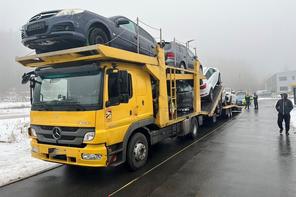 Die Autobahnpolizei zog den Autotransporter aus dem Verkehr.