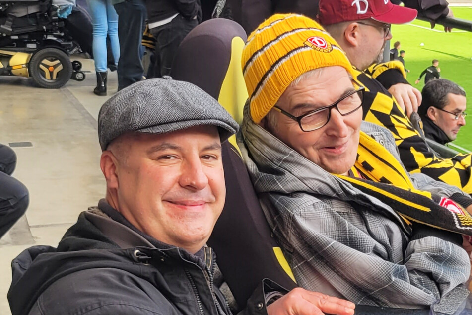 Dr. Matthias Lenz (l.) am vergangenen Samstag im Stadion mit Holger Hansel (58, r.) beim Spiel Dynamo Dresden gegen den SC Freiburg II.
